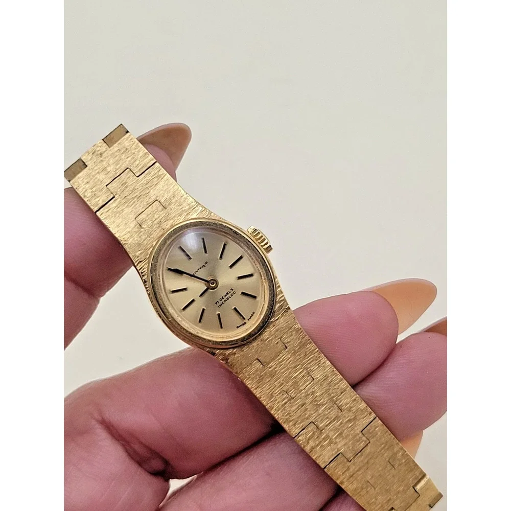 Vintage Montique 17 Jewels Incabloc Swiss Made Ladies Mechanical Gold Tone Watch